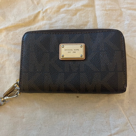 Michael Kors wristlet - Picture 1 of 2